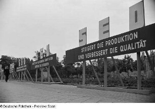 SED-Parteitagswerbung und Passanten