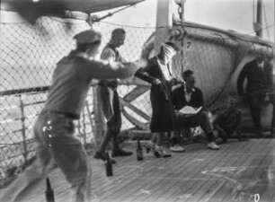Freizeitgestaltung : Männer und Frauen spielen an Deck eines Schiffes