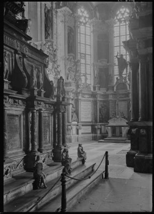 Begräbniskapelle der Wettiner mit Moritzmonument : Freiberger Dom, Blick in die Fürstengruft, links Moritzmonument