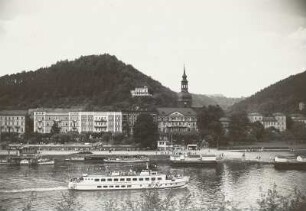 Bad Schandau, Blick über die Elbe mit Motorboot Vorwärts und Dampfer Leipzig auf die Stadt