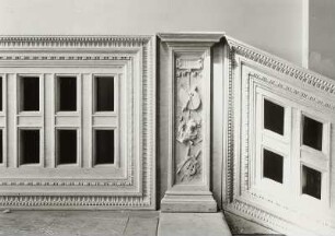 Dresden. Gemäldegalerie Alte Meister, Treppengeländer : Dresden-Altstadt. Gemäldegalerie Alte Meister (1847/54; G. Semper begonnen, 1955/56 Wiederaufbau; M. Zimmermann, A. Frenzel). Sandstein-Geländer (Kopie nach 1945) mit Reliefzier am Treppenaufgang