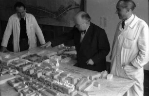 Stuttgart: Die Leiter des Stadtbauamtes vor Stadtmodell, Heier, Baudirektor Gonser, Kesseler