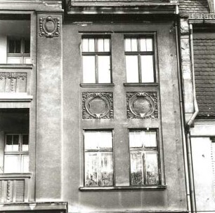 Cottbus. Berliner Straße 132. Wohnhaus (um 1910), Fenster und Brüstungsfelder (2. und 3. Obergeschoss)