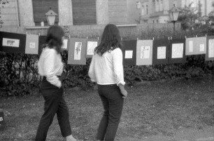 München, Schwabing: zwei Teenager vor Gemälde-Ausstellung