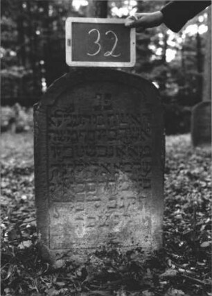 Grabstein 32 (Index: 99895107) Material: Sandstein Zustand: gut Maße HxBxT: 83x46x9 cm Beschreibung: Stele mit eingezogenem Rundbogenabschluß: Grabstein 32