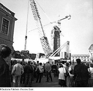 Dresden-Altstadt. Ruine der Frauenkirche während ihrer archäologischen Enttrümmerung. Kran, kurz vor der Bergung des auf dem Trümmerhaufen liegenden 90 t schweren Großteiles der Bekrönung des nordöstlichen Treppenturmes (des sog. "Schmetterlings")