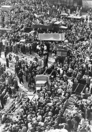 Hamburg-Altona. Fischmarkt. An den Ständen und den Fahrzeugen herrscht Hochbetrieb