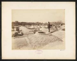 Die Städtischen Wasserwerke von Berlin: Bau eines Reinwasserbehälters (?): Blick von Außen auf verputzte Gewölbe