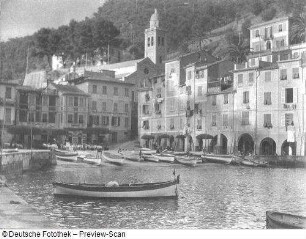 Reisefotos. Italien?. Kleiner Stadthafen mit Fischerbooten