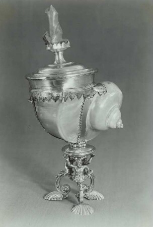 Deckelpokal mit Perlmutterschnecke und Koralle auf Deckel