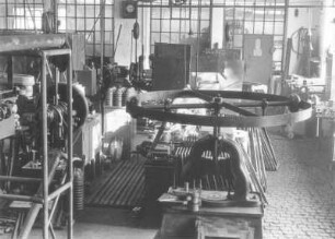 [Bild 30] Werkhalle, im Vordergrund Spindelpresse : Heidenau (Kreis Pirna), Rudolf-Breitscheid-Straße 29. VEB Elbtalwerk Heidenau. Werkhalle, im Vordergrund Spindelpresse