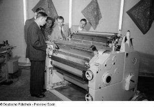 Vorstellung einer Textilmaschine der sowjetischen Sektion auf der Leipziger Herbstmesse 1954