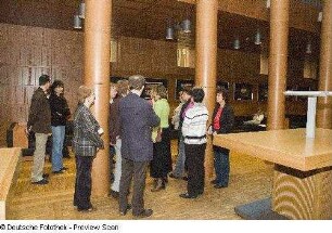 Tagungsteilnehmer während einer Führung (Ebene -2)