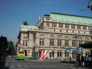 Wien - Staatsoper : Seitenansicht des Opernhauses, vom Ring gesehen. Aufgenommen am 16. Juni 2011 in Wien