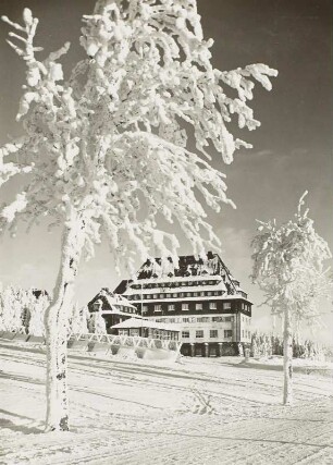 Altenberg, Berghof "Raupennest", Ansicht von Süden mit der Straße nach Zinnwald