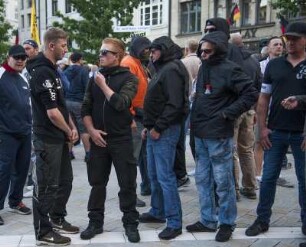 10.000 Menschen haben heute in Hamburg gegen Fremdenhass und rechte Hetze demonstriert. Anlass war die Kundgebung eines "Merkel muss weg"-Bündnisses am Gänsemarkt mit unter 200 Teilnehmern. Anmelder der Rechten war Kiezgröße Thomas "Togger" Gardlo, früherer Leibwächter von Ronald Schill und Trainer der "Identitären Bewegung". Rechte Fußball-Hooligans fungieren als Nazi-Ordner