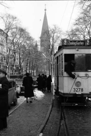 Berlin: Kurfürstendamm Ecke Joachimstalerstraße; Straßenbahn 6 E im Vordergrund