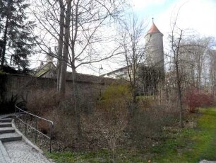 Stadtbefestigung-Ansicht im Ostnordosten von Osten mit Stadtmauer (Wehrgang abgetragen) über Stadtgraben im Verlauf nach Nordosten zum runden Wehrturm