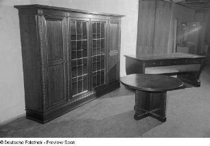 Repräsentationsmöbel (Tisch, Schreibtisch, Schrank)