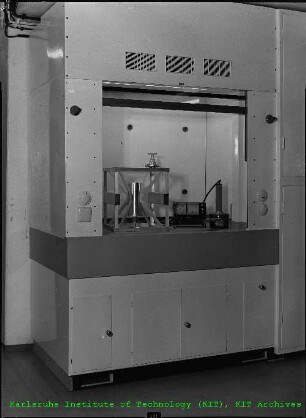 Plutonium(Pu)-Behälter unter einem Abzug in der Schnellen Nullenergie Anordnung Karlsruhe (SNEAK)