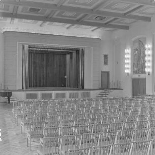 Große Halle : Oberlausitz. Unbekannter Ort, Gebäude. Blick in einen Saal
