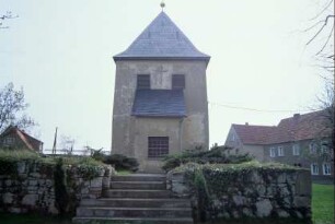 Blick zur Kirche mit Grundmauern des ehemaligen Langhauses