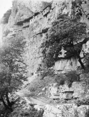 Höhlenkloster : Blick auf eine Felswand mit einem Höhlenkloster