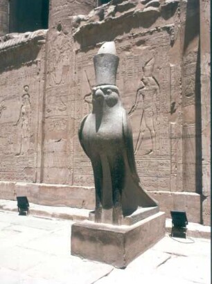 Horus-Falke : Ägypten. Edfu. Horus-Tempel (237-57ante). Linker Horus-Falke aus Granit vor dem 1. Pylon