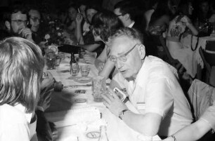 25. Jubiläumstagung 1975 Medizin; Lindau Studentenabend: Studenten mir Sir Bernard Katz