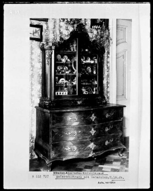 Aufsatzschrank mit Intarsien