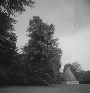 Potsdam. Sanssouci, Pyramide mit Hieroglyphenschmuck imPark