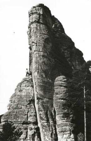 Sächsische Schweiz, Rathener Gebiet. Talwächter. Seilschaft Bruno Henning am Pfeilerweg (V). Blick von Nordost