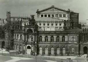 Dresden, Semperoper, Ansicht von der Hofkirche über den Theaterplatz während der Sicherungsarbeiten