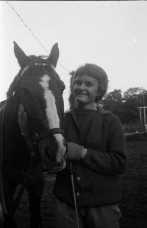 Porträt einer jungen Frau mit Pferd
