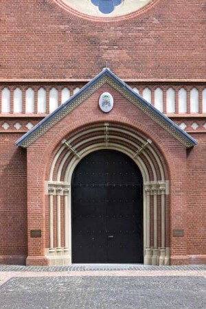 Portal der Hauptfassade mit dem Wappen des Erzbischofs Werner Thissen