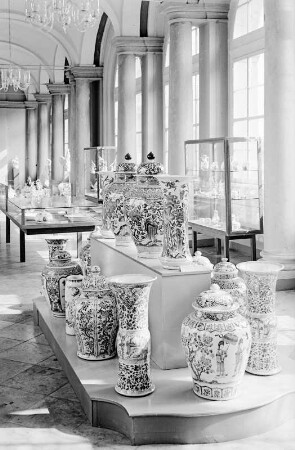 Dresden: Porzellansammlung im Zwinger, Langgalerie Juli 1952, China-Vasen