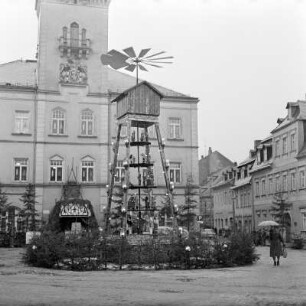 Schneeberg, Markt : Schneeberg, Markt. Sechsetagige Göpelwerkspyramide vor dem Rathaus
