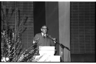 Kreisbauernverband Stormarn: 43. Kreisbauerntag: Oldesloer Stormarnhalle: Constantin Heereman von Zuydtwyck, Präsident des Deutschen Bauernverbandes, am Rednerpult