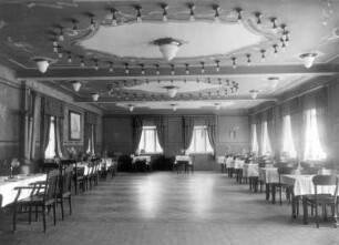 Lauenstein (Altenberg-Lauenstein), Talstraße 19. Kurhaus Engadin (Seniorenheim). Festsaal mit Tanzfläche