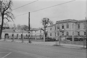 Dresden-Neustadt, Bautzner Straße 96. Marcolinische Meierei. Östliches Torhaus (1852/1856), Schweizerhaus und Villa. Straßenansicht von Westen
