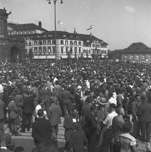 Dresden. Maifeier 1934 (mit Mitarbeitern der Sächsischen Landesbildstelle). Blick zum Hotel Bellevue
