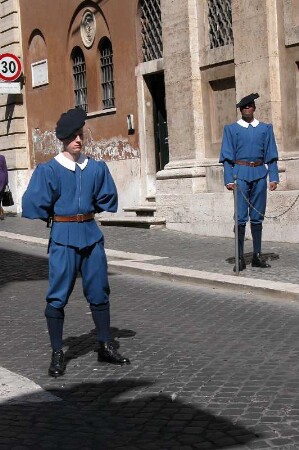 Rom - Schweizer Gardisten am Eingang zum Vatikan : Schweizer Gardisten in historischen Uniformen bewachen den Papst und den Vatikanstaat. Aufgenommen im April 2004
