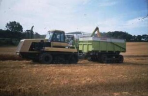 Fotografie: Erntetechnik, Getreide, Mähdrescher selbstfahrend, Raupentraktor, Gummiraupenlaufwerk, Transportgerät