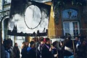 Demonstranten mit 5-vor-12-Transparent auf der Friedenskundgebung in Bonn am 22. Oktober 1983