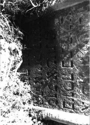 Grabstein 1321 (Index: 100098331) Maße HxBxT: 75x51x11 cm Symbolik: Trauerkranz: Grabstein 1321A