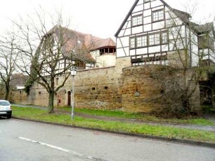Stadtbefestigung - Süden - Stadtmauer im Verlauf mit Halbschalenturm im Süden (Schlüsselloch-Schießscharten)