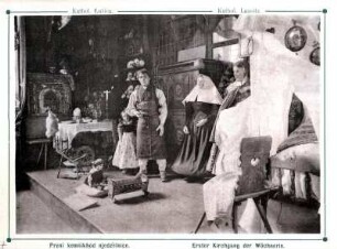 Darstellung sorbischen Brauchtums auf einer Ausstellung in Dresden : Museen. Ort: Dresden. "Das Wendische Museum" auf der Ausstellung des sächsischen Handwerks und Kunstgewerbes Dresden 1896. Die Rückkehr einer katholischen Wöchnerin vom ersten Besuch der Messe.