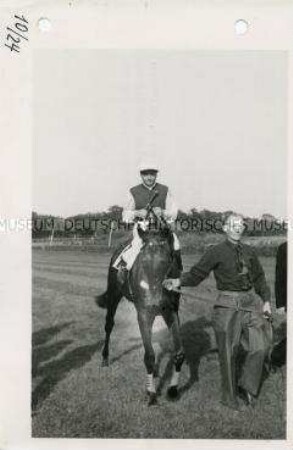 Der Jockey Otto Schmidt auf "Harlekin" auf der Galopp-Rennbahn Hoppegarten
