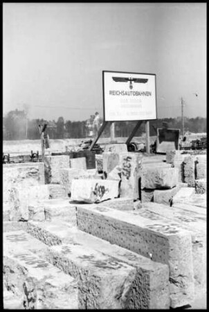 Nikolassee: Travertinsteine und Schild der RAB [Reichsautobahnen]