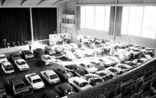 Freiburg: Stadthalle; Gebrauchtwagenschau; Autos in der Stadthalle; von oben
